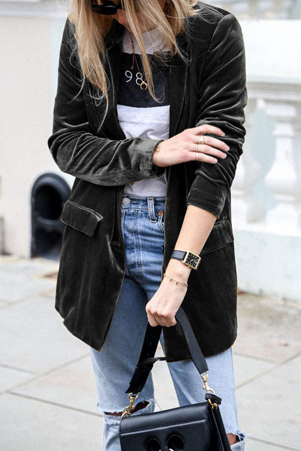 Opvallende fluwelen blazer in streetstyle