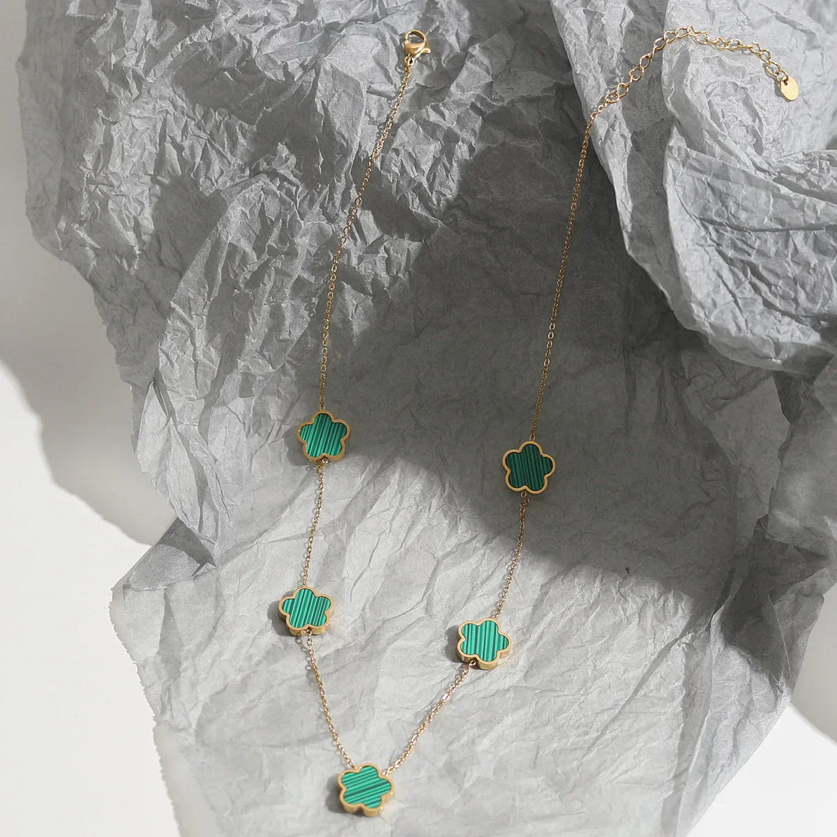 Scarlette | luxe armband met groene bloembedel