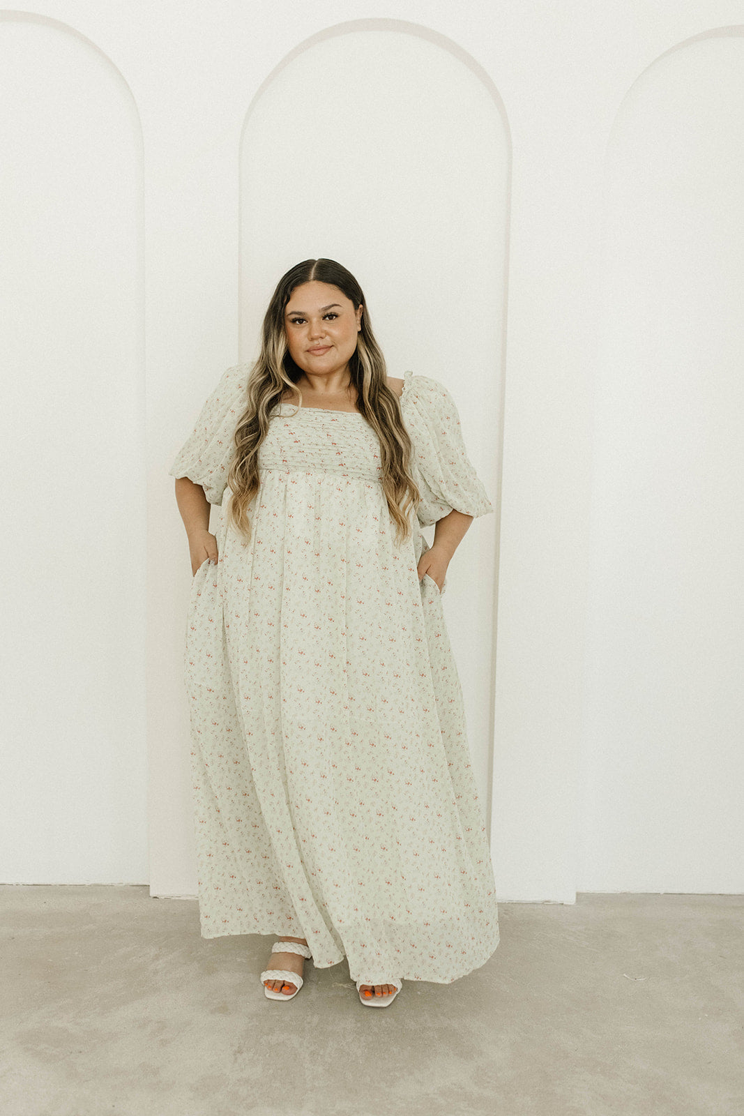 Melody geplooide maxi-jurk met strikdetail in mintgroen bloemen - schokbestendig en inclusief maten (S-3XL)