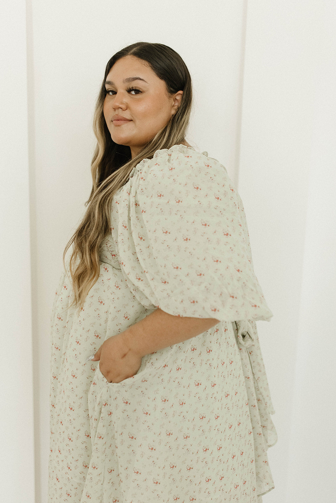 Melody geplooide maxi-jurk met strikdetail in mintgroen bloemen - schokbestendig en inclusief maten (S-3XL)