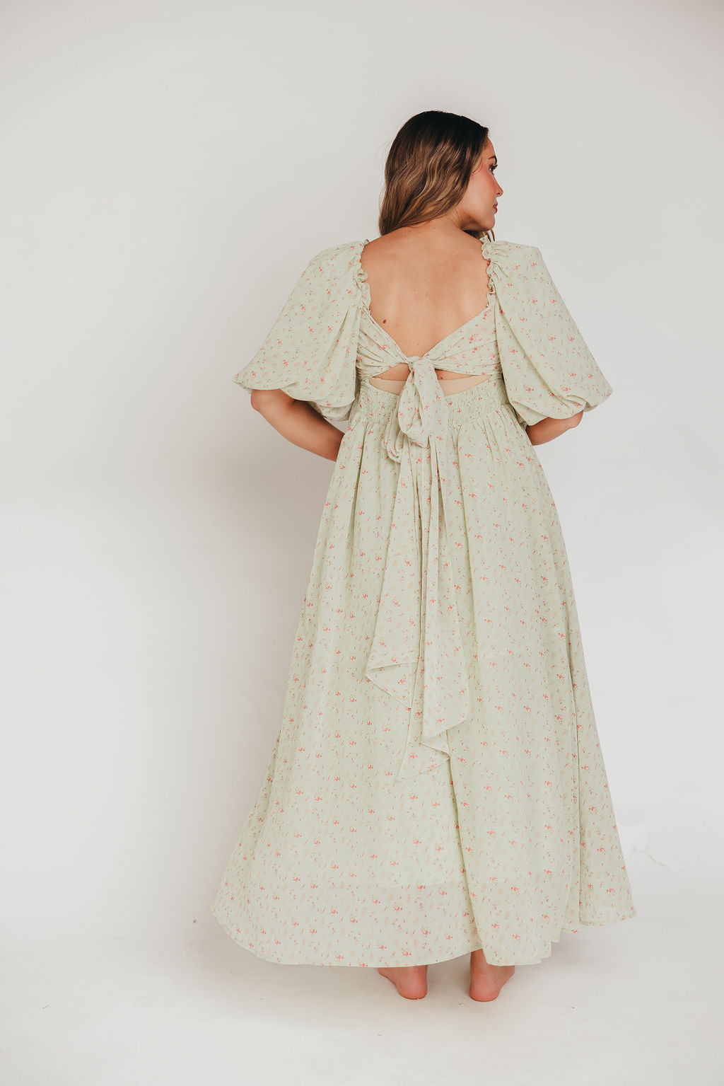 Melody geplooide maxi-jurk met strikdetail in mintgroen bloemen - schokbestendig en inclusief maten (S-3XL)