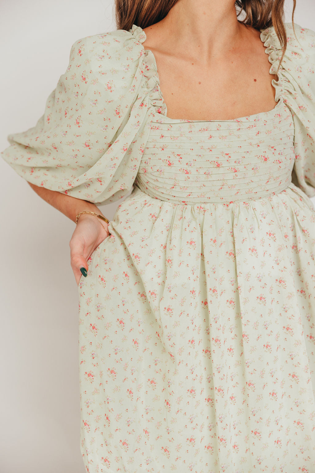 Melody geplooide maxi-jurk met strikdetail in mintgroen bloemen - schokbestendig en inclusief maten (S-3XL)