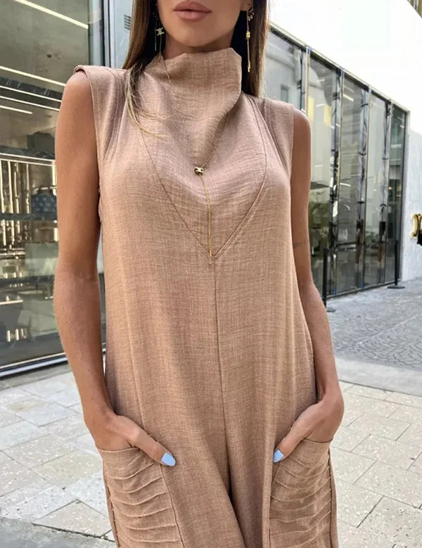 Nadia - Mouwloze losse jumpsuit met plooizakken en hoge kraag in effen kleur