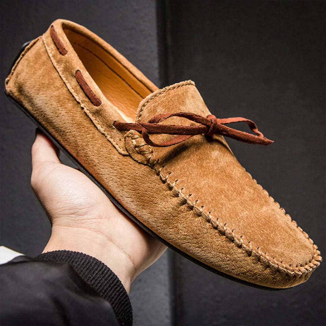 LUTHER KLASSIEKE SUÈDE LOAFERS